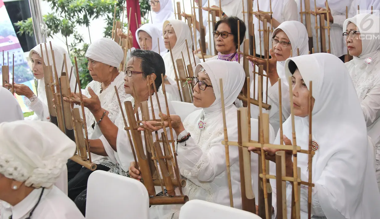 Sejumlah orang tua lanjut usia (lansia) memainkan alat musik angklung pada peresmian Rumah Susun (Rusun) Sewa Yayasan Ria Pembangunan di Cibubur, Jakarta, Selasa (24/). Rumah susun ini diperuntukkan khusus bagi lansia. (Liputan6.com/Herman Zakharia)
