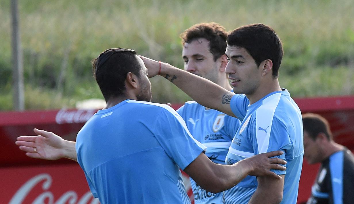 Luis Suarez sudah siap kembali menjadi andalan di lini depan Uruguay. Pemain berusia 29 tahun itu akan bermain pada laga kualifikasi Piala Dunia 2018 kontra Brasil (23/3/2016) dan Peru (28/3/2016). (AFP/Miguel Rojo)