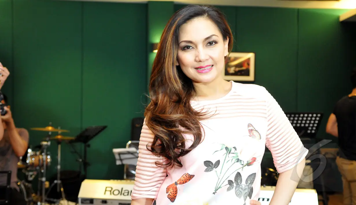 Nia Daniati berpose usai latihan konser Gelas-Gelas Kaca of Nia di bilangan Tebet, Jakarta Selatan, Selasa (1/4/2015). Nia mengaku hubungannya dengan Olga Syahputra baik-baik saja. (Liputan6.com/Panji Diksana)