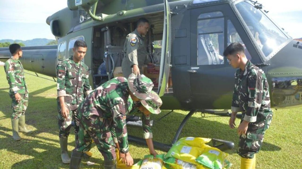 TNI Salurkan Bantuan Pangan via Helikopter di Tapteng, Pastikan Kebutuhan Warga Terpenuhi