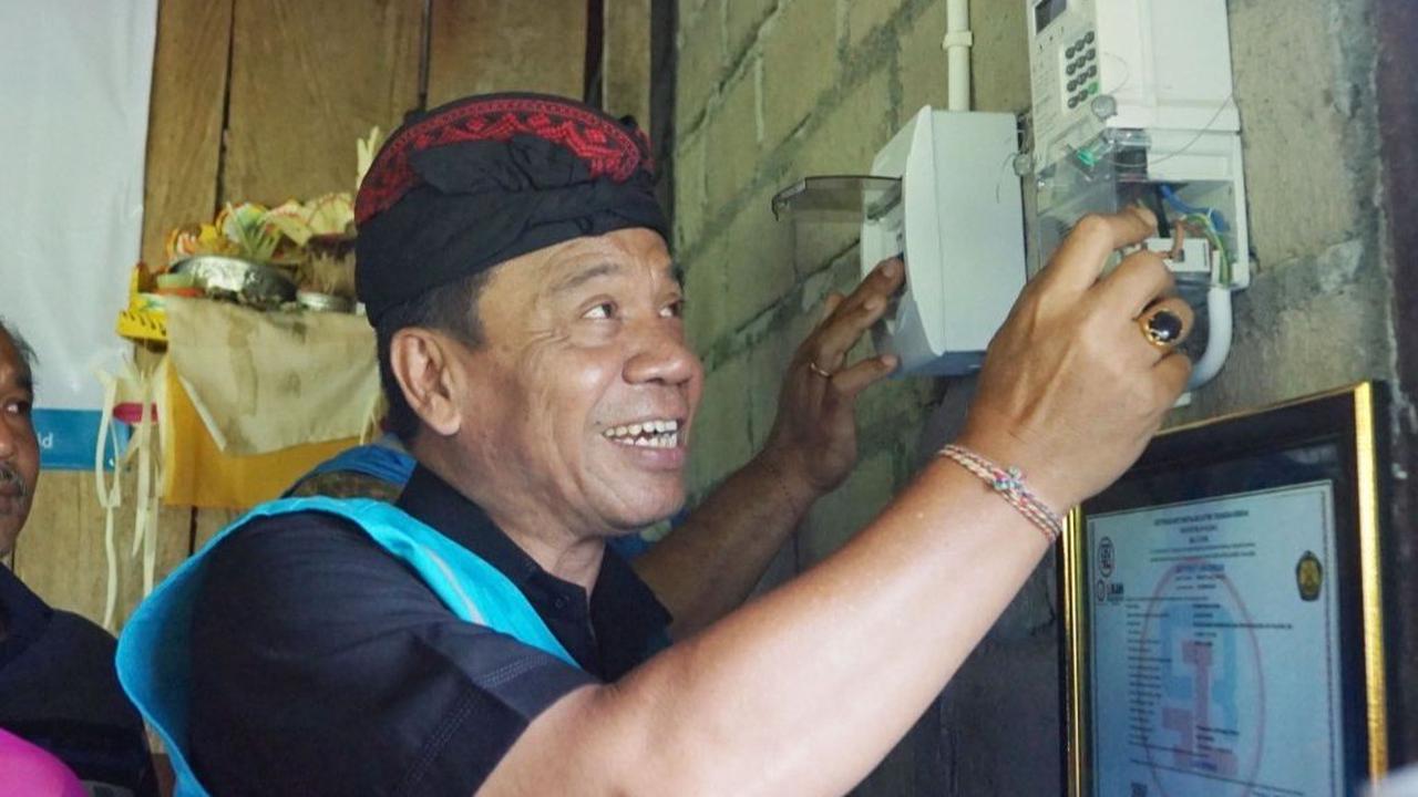Disela-sela penyerahan bantuan kelistrikan, Pj Bupati Ketut Lihadnyana mengucapkan terima kasih kepada seluruh jajaran PT. PLN UID Bali yang telah bersinergi memberikan layanan kepada masyarakat Buleleng.