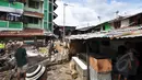 Suasana bangunan liar di kawasan rusun tanah tinggi saat ditertibkan oleh satpol PP, Jakarta, Rabu (4/3/2015).  Sebanyak 10 bangunan liar di Rumah Susun (Rusun) Tanah Tinggi ditertibkan aparat satpol PP. (Liputan6.com/Faizal Fanani)