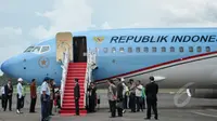 Presiden Joko Widodo bersiap menaiki pesawat kepresidenan di Bandara Halim Perdanakusuma. (Liputan6.com/Faizal Fanani)