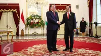 Presiden Jokowi bersalaman dengan Presiden Republik Tajikistan, H.E. Mr. Emomali Rahmon usai mengikuti upacara penyambutan di Istana Merdeka, Jakarta, Senin (1/8). (Liputan6.com/Faizal Fanani)