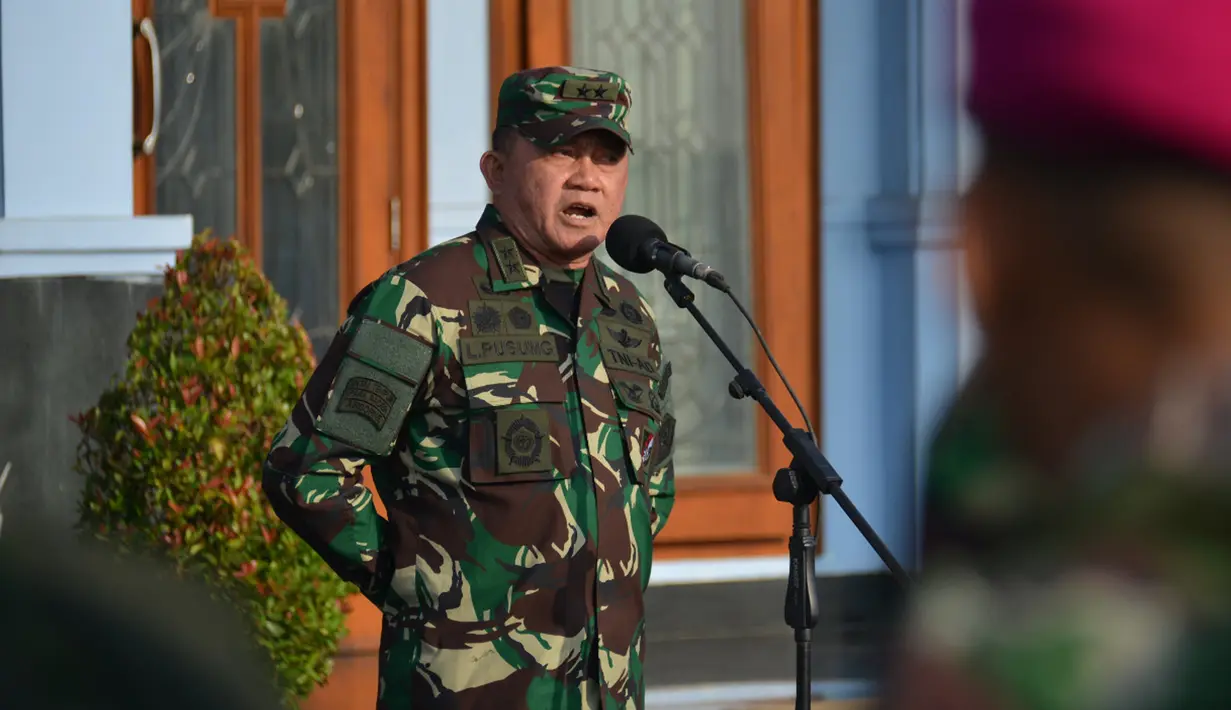 Asops Panglima TNI Mayjen TNI Lodewyk Pusung memimpin pemberangkatan Satgas Pasukan Reaksi Cepat Penanggulangan Bencana (PRCPB) Marinir menuju Lombok Utara, NTB, dari Lanud Halim Perdanakusuma, Jakarta, Senin (6/8). (Liputan6.com/HO/Dispen Kormar)