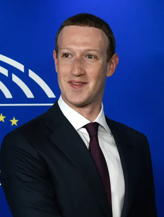 CEO Facebook Mark Zuckerberg sebelum memberi keterangan di depan Parlemen Eropa di Brussel, Belgia, Selasa (22/5). Facebook berkali-kali mementahkan tuduhan penjualan data kepada Cambridge Analytica. (JOHN THYS/AFP)