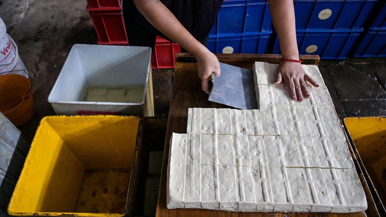 FOTO: Kenaikan Harga Kedelai Tekan Produksi Tahu di Jawa Timur
