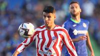 Pemain Atletico Madrid Alvaro Morata mengontrol bola saat melawan Getafe pada pertandingan sepak bola Liga Spanyol di Stadion Alfonso Perez Coliseum, Getafe, Spanyol, 15 Agustus 2022. Atletico Madrid menang 3-0. (Thomas COEX/AFP)