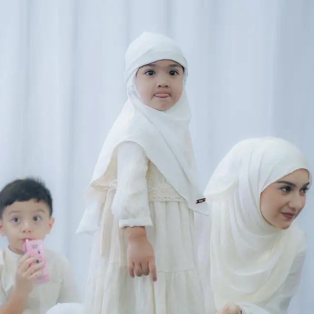 6 Potret Kedekatan Haldy Sabri dan Anak Irish Bella di Momen Tasyakuran Rumah Baru