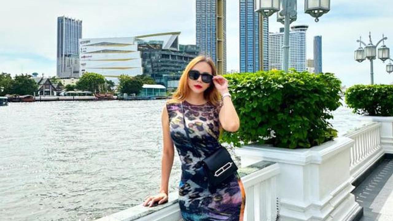 7 Potret Aura Kasih Pakai Bodycon Dress, Elegan dengan Lekuk Tubuh Proporsional