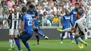 Striker Juventus, Gonzalo Higuain, saat mencetak gol kedua ke gawang Sassuolo dalam lanjutan Serie A di Juventus Stadium, Turin, Sabtu (10/9/2016). (Reuters/Giorgio Perottino)