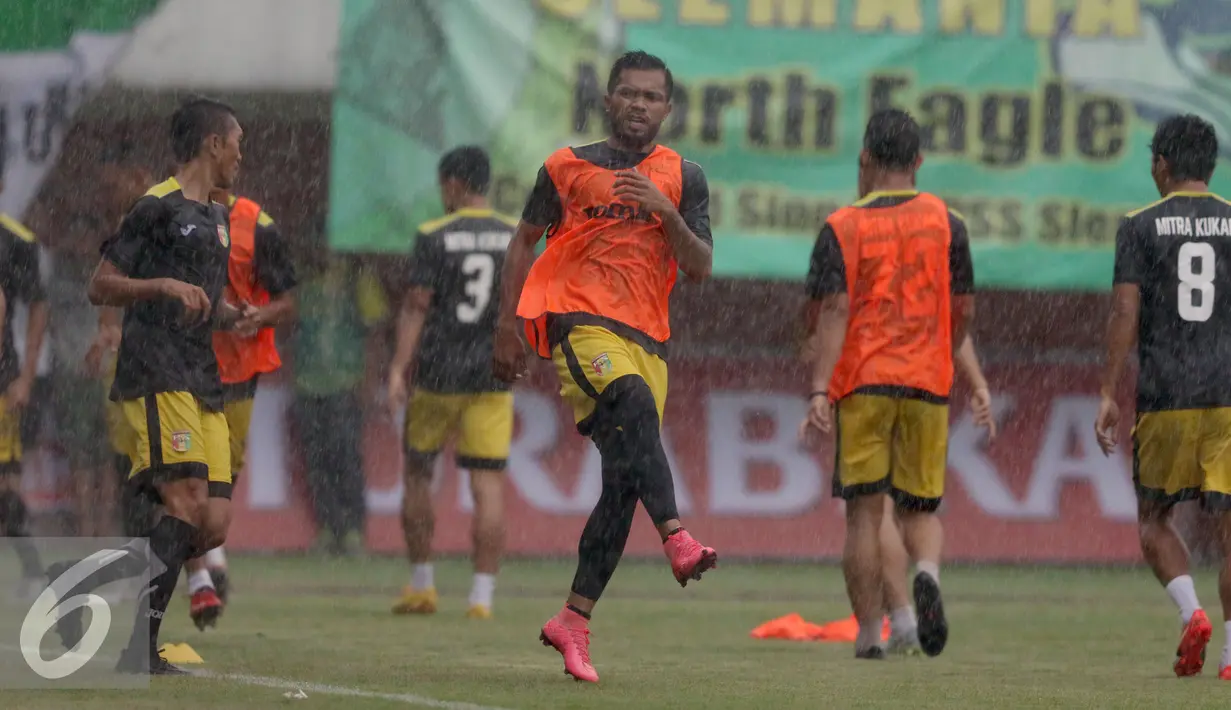 Pemain Mitra Kukar, Zulham Zamrun (tengah) mengikuti latihan bersama jelang laga Piala Presiden 2017 di Stadion Maguwoharjo, Sleman, Jumat (3/2). Mitra Kukar akan melawan Persegres di partai pertama Piala Presiden 2017. (Liputan6.com/Helmi Fithriansyah)