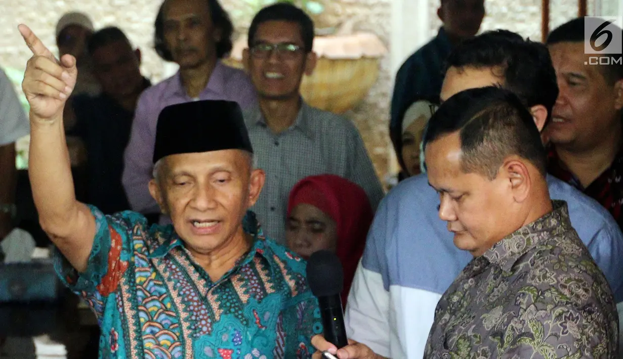 Amien Rais saat memberi keterangan terkait kasus alkes di kediamannya di Jakarta, Jumat (2/6). Amien mengaku siap membeberkan fakta sebenarnya. Dia pun mengaku tidak akan lari dan siap menjawab tuduhan tersebut kepada KPK. (Liputan6.com/Johan Tallo)
