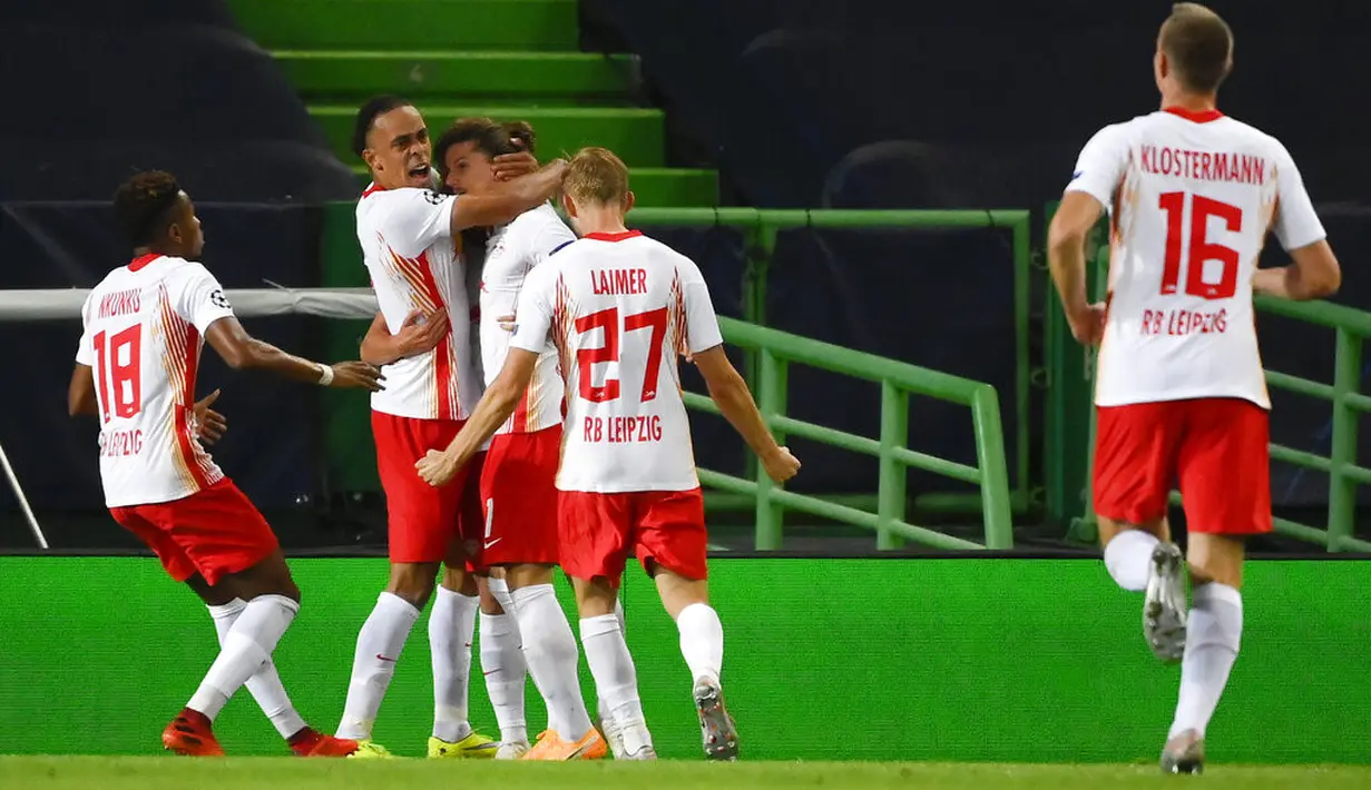 Pemain RB Leipzig, Dani Olmo (tengah) berselebrasi usai mencetak gol ke gawang Atletico Madrid pada perempat final Liga Champions di stadion Jose Alvalade di Lisbon, Portugal, Kamis, (13/8/2020). RB Leipzig menang tipis 2-1 dan melaju ke semifinal. (Lluis Gene/Pool Photo via AP)
