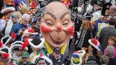 Sebuah " Schwellkopp " atau kepala besar meramaikan karnaval di Mainz, Jerman, Rabu (11/11/2015). Orang Jerman menamakan karnaval ini dengan sebutan karnaval orang - orang bodoh. (AFP PHOTO/Fredrik VON Erichsen