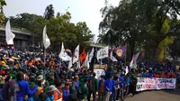 Ribuan mahasiswa kembali berunjuk rasa pada Selasa (1/10/2019). Mereka memadati ruas jalan di dekat Restoran Pulau Dua di samping Gedung DPR, Senayan, Jakarta Pusat. (Liputan6/Ady Anugrahadi)