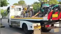 Tangkapan layar dari akun Instagram, @infoduniaa_ , yang memperlihatkan dua motor kustom Jokowi tengah diangkut menuju kediamannya di Solo. (@infoduniaa_ / Rendy Yansah)
