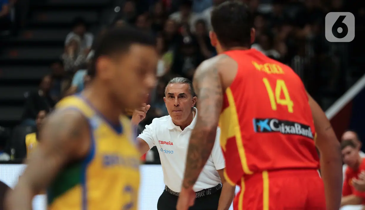 Pertandingan antara Timnas basket Brasil dan Spanyol berlangsung ketat sejak kuarter pertama. Kedua tim saling bergantian mencetak angka pada laga penyisihan Grup G FIBA World Cup 2023 di Indonesia Arena, Gelora Bung Karno, Jakarta, Senin (28/8/2023). (Liputan6.com/Helmi Fithriansyah)