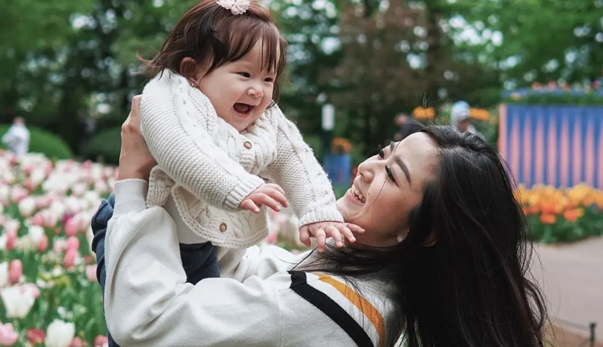 Meski sangat sibuk, artis kelahiran Malang ini terlihat sangat menikmati perannya sebagai seorang ibu. Bahkan walaupun sibuk dengan pekembangan baby Vechia, Franda memilih tak menggunakan jasa baby sitter. Ia juga senang bisa melihat pertumbuhan sang anak.(Liputan6.com/IG/@frandaaa87)