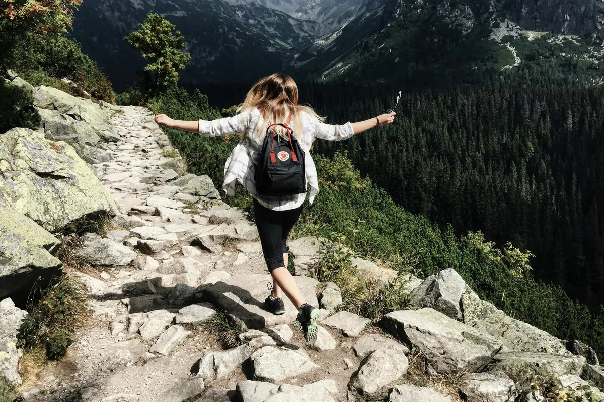5 Tips Hiking untuk Cewek Pemula yang Wajib Kamu Tahu Sebelum Mendaki