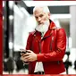 Bosan dengan penggambaran Santa Claus yang tua dan gendut, pertokoan ini menawarkan Santa Claus yang tampan untuk diajak selfie.