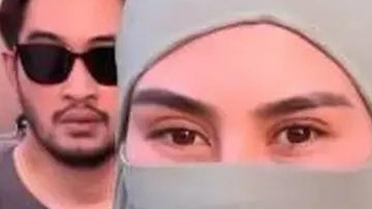 3. Oktober 2023 lalu, Syahnaz umrah bersama sang suami. Tampil bercadar di beberapa momen, adik Raffi Ahmad ini bikin pangling.