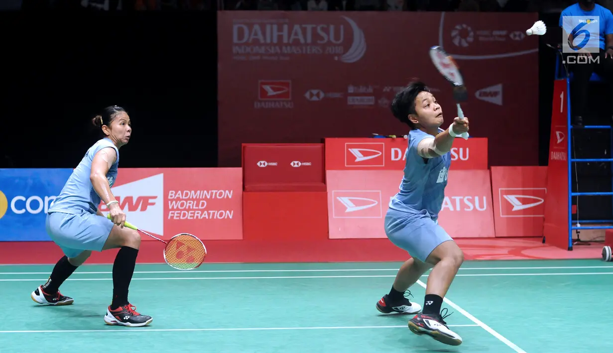 Ganda putri Indonesia, Greysia Polii/Apriyani Rahayu mengembalikan kok ke arah Chae Yoo Jung/Hye Rin Kim pada perempat final Indonesia Masters 2018 di Istora Senayan, Jakarta, Jumat (26/1). Greysia/Apriyani unggul. (Liputan6.com/Helmi Fithriansyah)