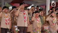 Wakil Presiden Ma’ruf Amin (kedua kanan), Ketua Kwarnas Pramuka Budi Waseso (kiri) dan Menpora Dito Ariotedjo (kedua kiri) memberi hormat saat upacara peringatan Hari Pramuka ke-62 dan pembukaan Raimuna Nasional (Rainas) XII Tahun 2023 di Bumi Perkemahan dan Graha Wisata Pramuka (Buperta), Cibubur, Jakarta, Senin (14/8/2023). (Liputan6.com/Herman Zakharia)