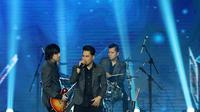 Penampilan grup band Armada saat konser Pesta Perak 25 Indosiar di Jakarta, Minggu (12/1/2020). Konser Pesta Perak 25 Indosiar menghadirkan deretan musisi kenamaan Tanah Air. (Liputan6.com/Herman Zakharia)