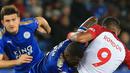 Pemain West Bromwich, Salomon Rondon (kanan) diadang pemain Leicester City, Wes Morgan pada laga Premier League di King Power Stadium, Leicester, (16/10/2017). Leicester bermain imbang 1-1. (AFP/Lindsey Parnaby)