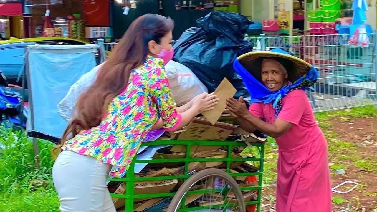 Aksi mulia itu dilakukan Heni Tania sebagai bentuk penghargaan sekaligus semangat bagi para wanita lanjut usia pejuang rupiah di Hari Ibu.