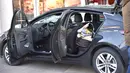 Sebuah mobil yang dikemudikan seorang pria menabrak kerumuman orang di depan toko roti di Heidelberg, barat daya Jerman, Sabtu (25/2). Pelaku sempat terlihat keluar dari mobil dengan membawa pisau sebelum akhirnya ditembak petugas. (R. PRIEBE/DPA/AFP)