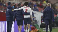 Bek Inggris, Trent Alexander-Arnold (tengah) meninggalkan lapangan usai mengalami cedera dalam laga uji coba menjelang berlangsungnya Euro 2020 di Riverside Stadium, Middlesbrough, Rabu (2/6/2021). Inggris menang 1-0 atas Austria. (AP/Scott Heppell/Pool)