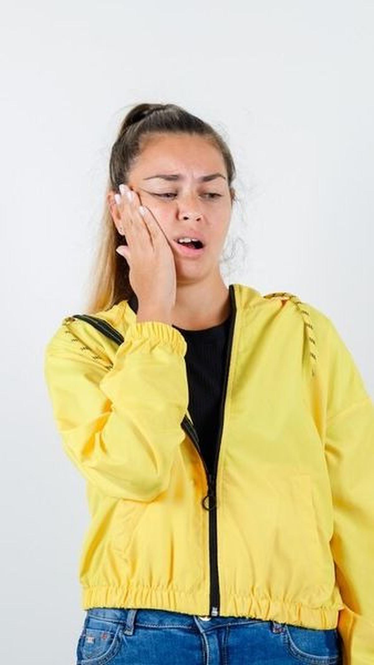 Untuk mendiagnosis TMJ Disorder, dokter akan melakukan pemeriksaan fisik, termasuk mengamati kemampuan rahang saat membuka dan menutup mulut.&nbsp;