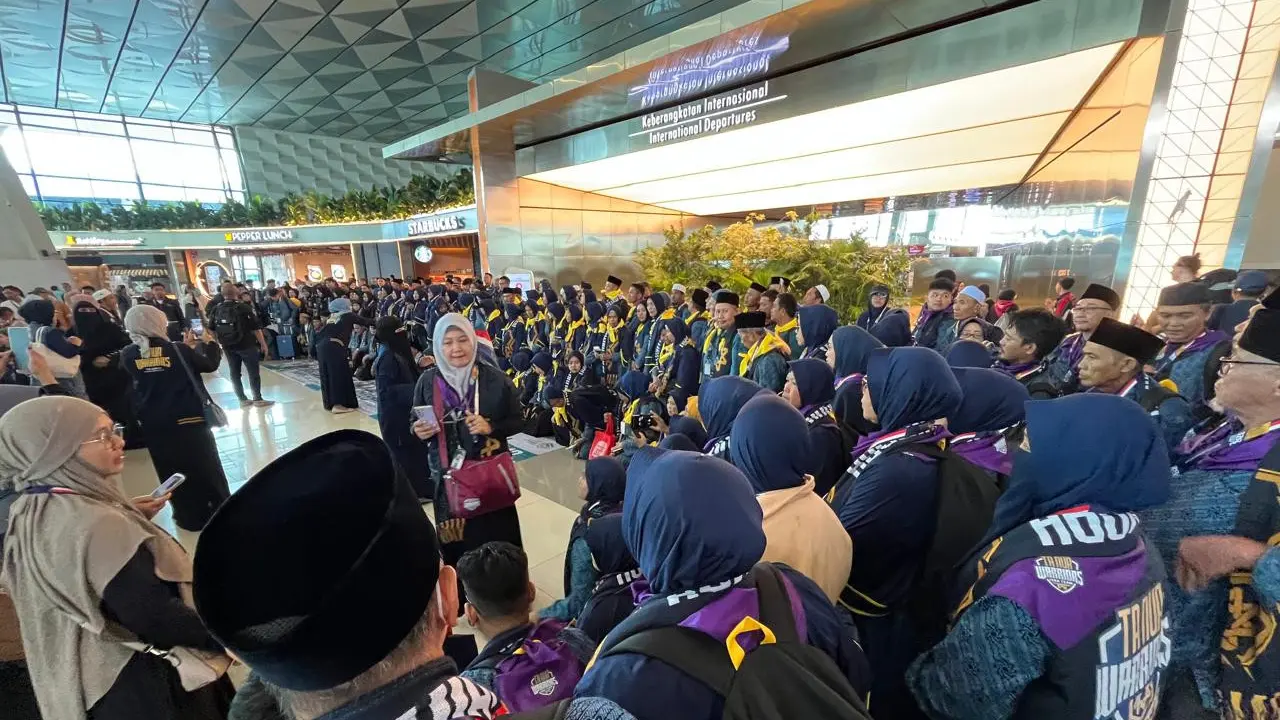 PT Tanur Muthmainnah Tour memberangkatkan 200 jamaah umroh ke Tanah Suci.