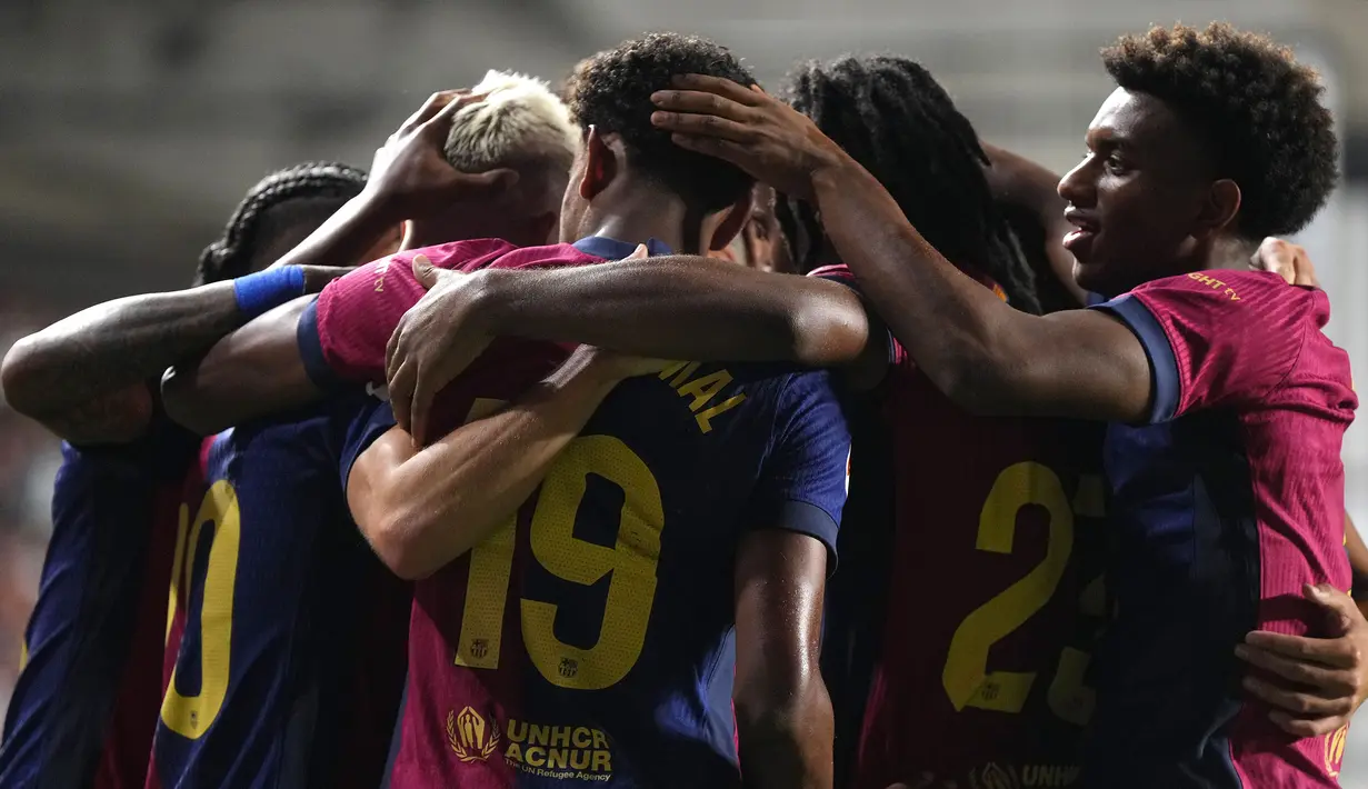 Pemain Barcelona merayakan gol yang dicetak oleh Dani Olmo pada laga lanjutan Liga Spanyol 2024/2025 melawan Rayo Vallecano di Estadio de Vallecas, Madrid, Spanyol, Rabu (28/08/2024) WIB. (AP Photo/Manu Fernandez)