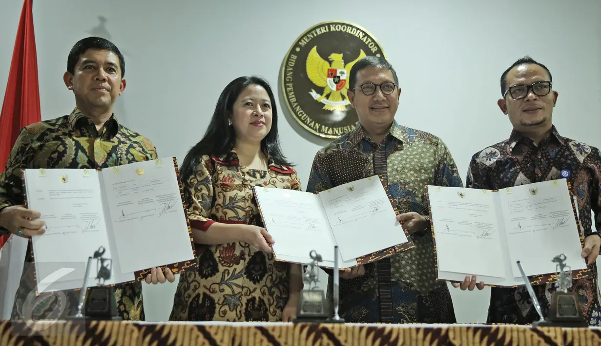 Para Menteri memegang surat keputusan penetapan Libur Nasional dan Cuti Bersama tahun 2017, Jakarta, (14/4). Hari Libur Nasional sebanyak 15 hari dan cuti bersama sebanyak 4 hari untuk Hari Raya Idul Fitri 1438 dan Natal. (Liputan6.com/Faizal Fanani)