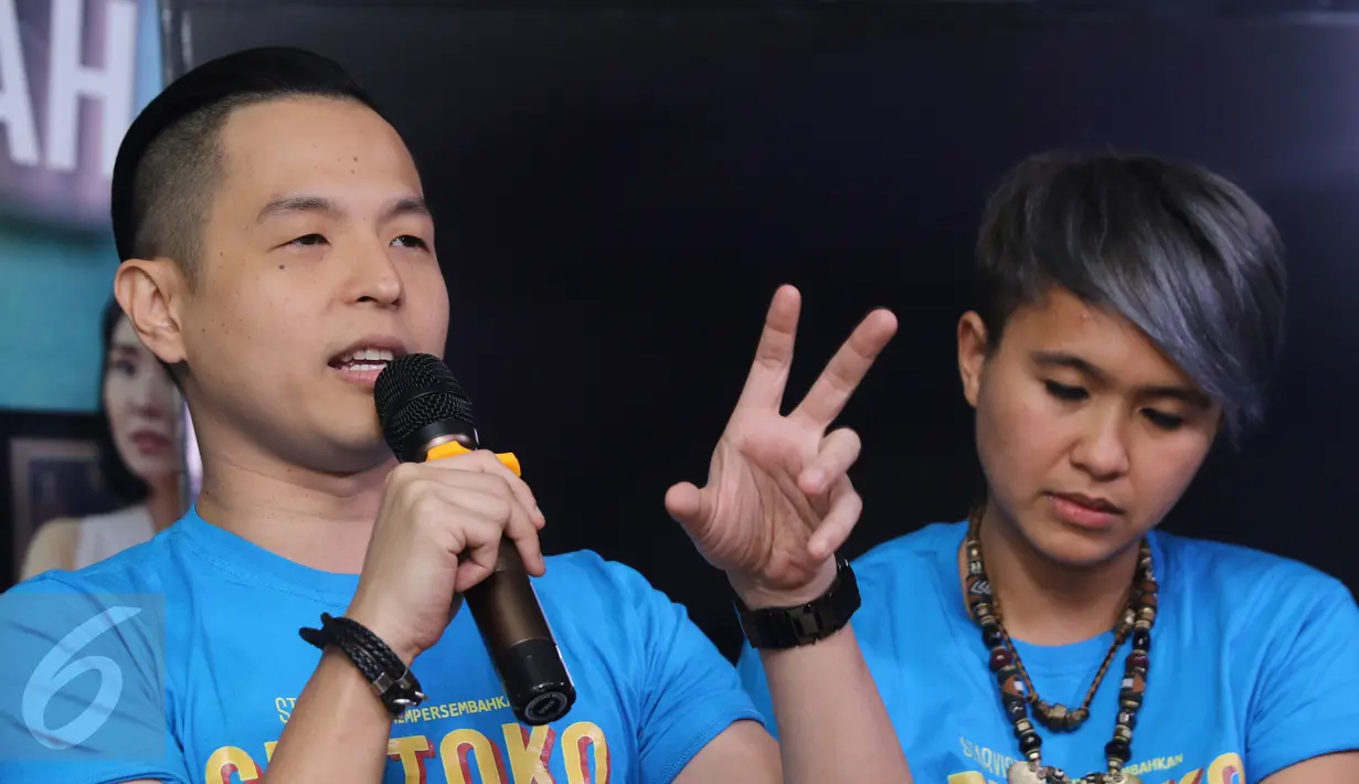  Ernest Prakasa mengaku sangat kaget jika film besutannya bisa memperoleh penonton hingga 2 juta saat jumpa press Film Cek Toko Sebelah di kawasan Sarinah, Jakarta, Senin (16/1). (Liputan6.com/Herman Zakharia)