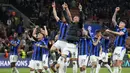 Sejumlah pemain Inter Milan merayakan kemenangan pada laga leg pertama semifinal Liga Champions 2022/2023 melawan AC Milan di San Siro, Milan, Italia, Kamis (11/05/2023) WIB. Laga dimenangkan oleh Nerazzurri dengan skor 2-0. (AP Photo/Antonio Calanni)