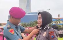 Perwira Marinir Bawa Mawar Merah di Kenaikan Pangkat Istrinya, Sang Polwan Cium Bunga Momennya Romantis jadi Sorotan