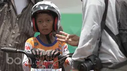 Pesepeda cilik kategori usia 8-10 tahun diberi nasihat oleh orang tuanya pada Festival BMX di kompleks Islamic Center, Sukada, Lampung, Minggu (19/3/2017) (Bola.com/Reza Bachtiar)