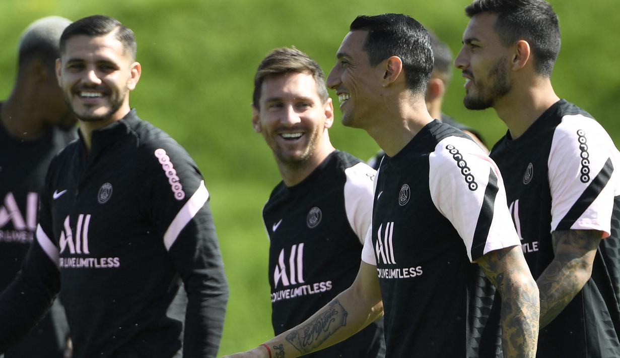 Kepindahan Lionel Messi dari Barcelona ke PSG tentu membutuhkan adaptasi ke depannya. La Pulga harus bersikap profesional dan meminggirkan sisa-sisa perseteruan dengan 5 mantan pemain Real Madrid yang lebih dulu berlabuh di PSG. Dulu lawan, sekarang rekan. (Foto: AFP/Bertrand Guay)