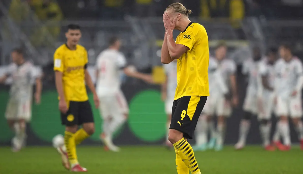 Borussia Dortmund tetap tidak menyerah meski tertinggal dua angka. Sayangnya, waktu memaksa mereka untuk tunduk kepada Bayern Muchen dengan skor 1-3. (Foto: AP/Martin Meissner)