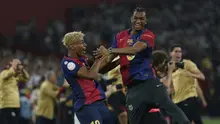 Dua pemain Barcelona, Lamine Yamal dan Alejandro Balde, merayakan keberhasilan tim mereka menjuarai Copa del Rey 2024/2025 setelah mengalahkan Real Madrid dengan skor 3-2 di pertandingan final, Minggu (27/4/2025) dini hari WIB. (AP Photo/Joan Monfort)