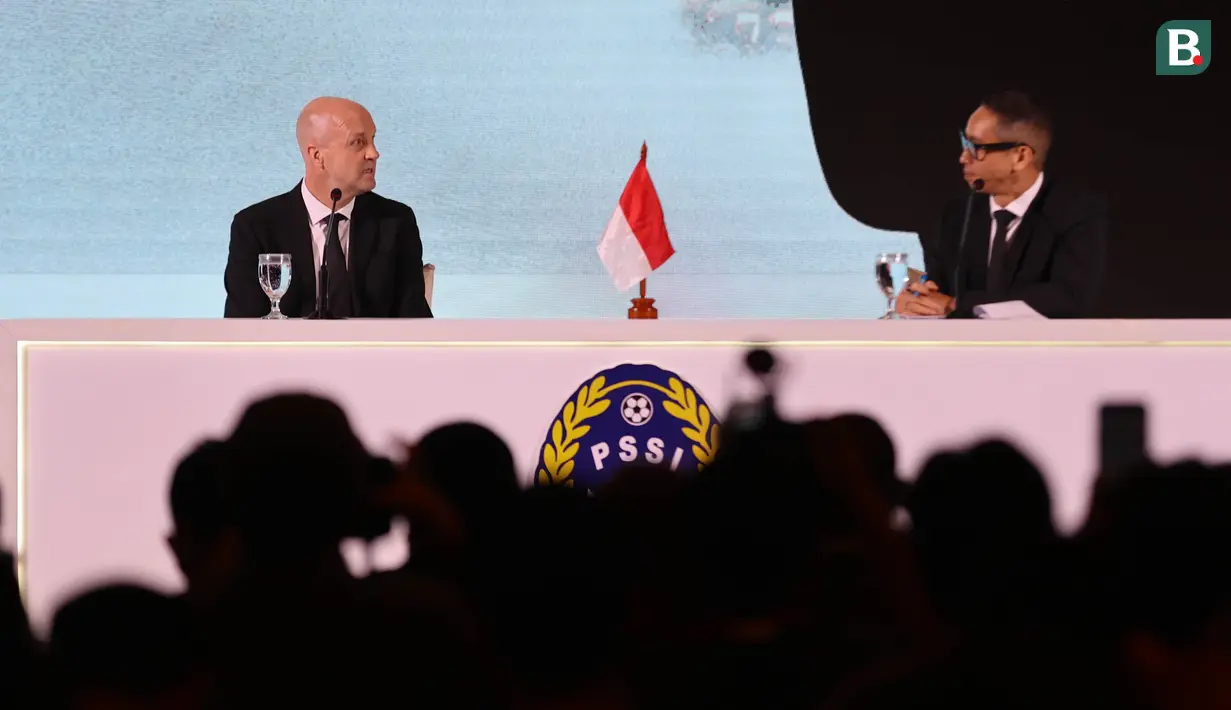 Jordi Cruyff saat ditanyakan oleh pembawa acara di atas panggung dalam acara perkenalan dirinya sebagai penasihat teknik PSSI di Hotel Mulia Senayan, Jakarta, Selasa (11/3/2025) sore. (Bola.com/Abdul Aziz)