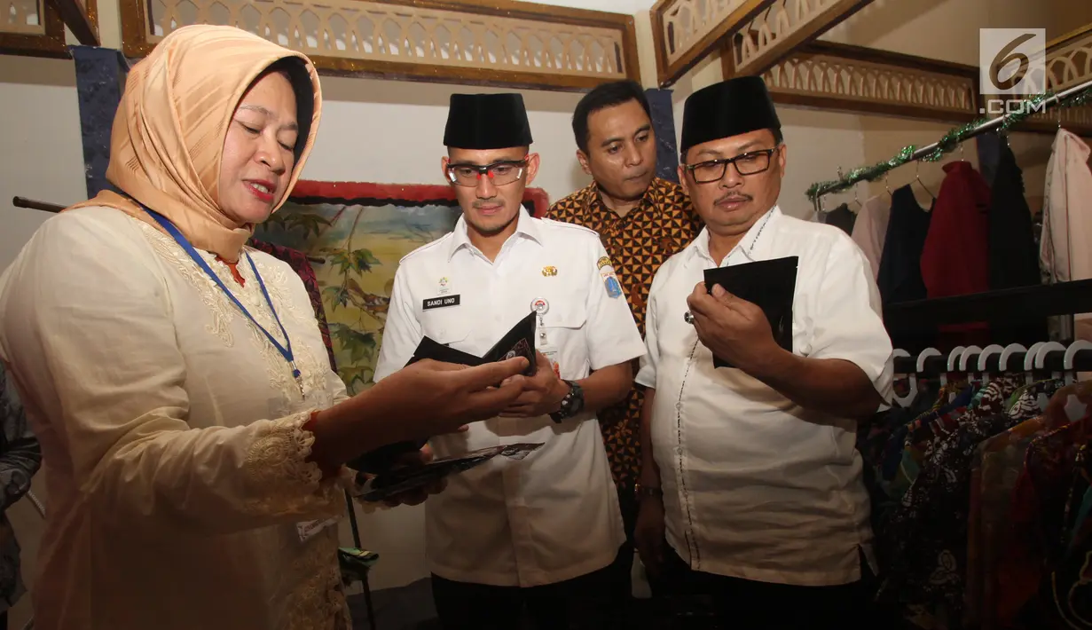 Wagub DKI Jakarta Sandiaga Uno didampingi CEO Kemang Village Reza Chatab meninjau booth pada pembukaan Bazaar  Ramadhan Week OK Oce Goes To Mall di Lippo Mal Kemang, Jakarta, Rabu (30/5) Kegiatan bekerjasama dengan UKM binaan OK OCE. (Liputan6.com)