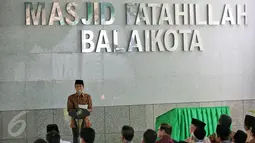 Presiden Joko Widodo memberikan sambutan pada acara peresmian Masjid Fatahillah Komplek Balai Kota, Jakarta, Jumat (29/1/2016). Masjid ini terdiri dari dua lantai dengan luas 410 meter persegi dan 594 meter persegi. (Liputan6.com/Faizal Fanani) 