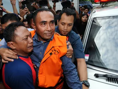 Bupati Buton nonaktif, Samsu Umar Abdul Samiun dipeluk kerabatnya usai menjalani pemeriksaan di Gedung KPK, Jakarta, Kamis (26/1). Samsu Umar tersangka dugaan suap Ketua Mahkamah Konstitusi Akil Mochtar, Oktober 2016. (Liputan6.com/Helmi Fithriansyah)
