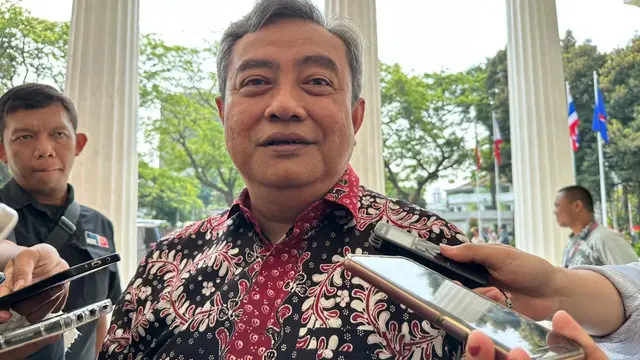 Direktorat Jenderal Kerjasama Amerika dan Eropa Kementerian Luar Negeri Umar Hadi saat ditemui sejumlah media di Gedung Pancasila, Kementerian Luar Negeri, Senin (14/8/2023). (Liputan6.com/Benedikta Miranti)