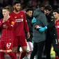 Manajer Liverpool Jurgen Klopp (kiri tengah) merangkul penjaga gawang Alisson pada akhir laga Liga Inggris antara Liverpool dengan Sheffield United di Anfield Stadium, Liverpool, Inggris, Kamis (2/1/2020). Liverpool menang 2-0. (AP Photo/Jon Super)